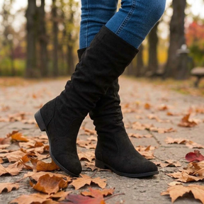Bota Feminina Cano Médio de Camurça